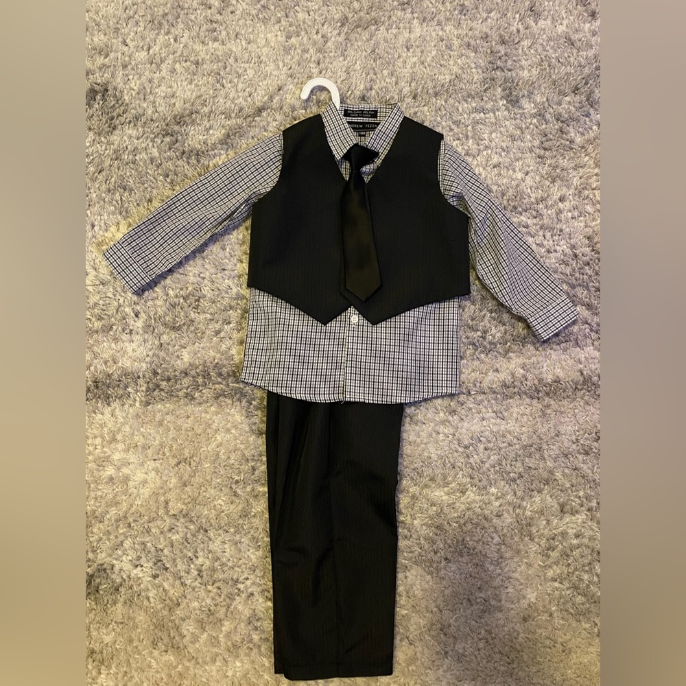 Boy’s Suit size 24 months